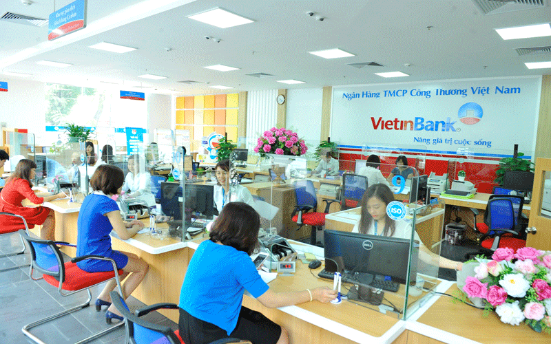 Khách hàng đang làm thủ tục vay thế chấp sổ đỏ ngân hàng VietinBank