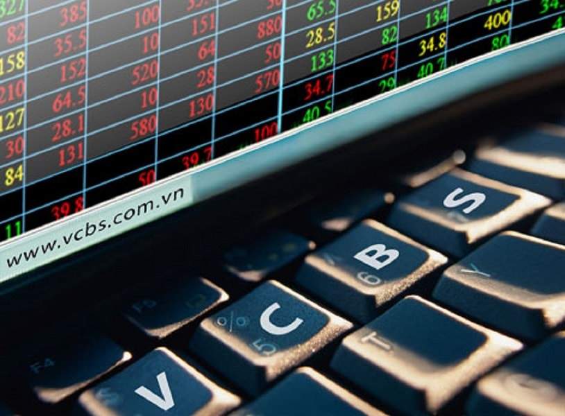 Ngân hàng Thương mại cổ phần Ngoại thương Việt Nam (Vietcombank) là một trong những ngân hàng luôn được người dùng tin tưởng bởi những dịch vụ chất lượng và uy tín. Bên cạnh các sản phẩm, dịch vụ về ngân hàng Vietcombank còn có các dịch vụ chuyên về chứng khoán (Vietcombank Securities). Chứng khoán Vietcombank cung cấp cho khách hàng nhiều dịch vụ về lĩnh vực này, bao gồm: môi giới, tư vấn giao dịch chứng khoán, quản lý chứng khoán, quản lý tiền của nhà đầu tư, phân phối chứng chỉ quỹ. Hình 1: Vietcombank Securities là cái tên quen thuộc với các nhà đầu tư chứng khoán Môi giới Đến với dịch vụ môi giới của chứng khoán Vietcombank, khách hàng sẽ được tư vấn và hỗ trợ sử dụng các dịch vụ trọn gói về tài khoản giao dịch tại Vietcombank. Cụ thể, khách hàng sẽ được môi giới trên các lĩnh vực: Hỗ trợ tài khoản giao dịch Cổ phiếu và chứng chỉ qua Trái phiếu Giao dịch đối ứng trực tuyến Chứng khoán Vietcombank là đơn vị đầu tiên cung cấp dịch vụ đặt lệnh mua bán chứng khoán qua Internet với tiện ích VCBS Cyber Investor. Với những nền tảng về công nghệ và nhân sự, trong nhiều năm liên tục, VCBS là một trong những đơn vị có thị phần môi giới lớn nhất, với mạng lưới khách hàng rộng lớn bao gồm các định chế tài chính nước ngoài và các ngân hàng, tổng công ty trong nước. Tư vấn giao dịch chứng khoán Với phương châm hoạt động “Khách hàng là trọng tâm”, chứng khoán Vietcombank không ngừng cải tiến nâng cao chất lượng dịch vụ tư vấn đầu tư với mong muốn được trở thành người bạn đồng hành tin cậy trong mỗi quyết định đầu tư của khách hàng. Hình 2: Chứng khoán Vietcombank cung cấp tới doanh nghiệp những thông tin đa dạng bao gồm các bản phân tích thị trường định kì. Chứng khoán Vietcombank cung cấp tới doanh nghiệp những thông tin đa dạng bao gồm các bản phân tích thị trường định kì, báo cáo chuyên sâu về ngành, công ty, ý kiến tư vấn về chiến lược và kỹ thuật giao dịch. Không những vậy, dịch vụ tư vấn giao dịch chứng khoán còn đem đến nhiều lợi ích cho khách hàng: Tư vấn phương án đầu tư và kỹ thuật giao dịch hiệu quả bởi các chuyên gia lâu năm trong lĩnh vực chứng khoán, Tiếp cận với hệ thống báo cáo phân tích khách quan, chuyên sâu theo từng mã/ngành chứng khoán. Cập nhật thông tin nhanh chóng. Được giải đáp mọi thắc mắc liên quan đến thị trường hay doanh nghiệp 24/7. Cung cấp những thông tin nổi bật về các mã cổ phiếu trong danh mục mà khách hàng đang quan tâm hoặc các mã chứng khoán tiềm năng có thể đem lại cho khách hàng hiệu quả đầu tư trong tương lai. Tư vấn xây dựng mới hoặc cơ cấu lại danh mục đầu tư Tham gia các buổi tham quan doanh nghiệp để khách hàng có thể trực tiếp tìm hiểu về hoạt động của công ty Tư vấn xây dựng kịch bản thị trường và phương án sửa sai để giảm thiểu rủi ro cho danh mục đầu tư của mình. Quản lý chứng khoán Dựa vào nền tảng công nghệ tiên tiến, chứng khoán Vietcombank đã phát triển chương trình quản lý danh sách cổ đông/danh sách trái chủ hiện đại, thân thiện, cho phép quản lý số lượng lớn cổ đông/trái chủ của nhiều công ty/doanh nghiệp khác nhau trong mọi lĩnh vực, ngành nghề kinh tế. Hiện nay, dịch vụ Quản lý danh sách người sở hữu chứng khoán là nghiệp vụ mà trong đó Vietcombank được uỷ quyền toàn phần hoặc một phần từ Tổ chức phát hành để thực hiện tất cả hoặc một phần các công việc sau: Quản lý thực hiện quyền Quản lý danh sách người sở hữu chứng khoán Quản lý chuyển nhượng cổ phần Thực hiện chế độ báo cáo Lưu ký khi niêm yết hoặc có yêu cầu Hình 3: Chứng khoán Vietcombank cung cấp dịch vụ, sản phẩm cho tất cả các khách hàng tổ chức trong và ngoài nước thông qua các hình thức đa dạng, thuận tiện. Quản lý tiền của đầu tư Để đảm bảo tính minh bạch trong việc quản lý tiền của nhà đầu tư, Vietcombank Securities là một trong những công ty chứng khoán đầu tiên trên thị trường có tài khoản giao dịch tiền của khách hàng do ngân hàng mẹ Vietcombank trực tiếp quản lý. Dịch vụ quản lý tiền nhà đầu tư của chứng khoán Vietcombank bao gồm: Rút/nộp tiền Phong tỏa tiền Phân phối chứng chỉ quỹ Nhằm cung cấp đa dạng sản phẩm dịch vụ trong lĩnh vực đầu tư tài chính cho khách hàng, chứng khoán Vietcombank đã phối hợp hợp tác với nhiều định chế tài chính lớn là các công ty quản lý quỹ uy tín hàng đầu tại Việt Nam để phân phối các chứng chỉ quỹ mở tới các khách hàng có nhu cầu. Với nguyên tắc chính xác, nhanh chóng, tiện lợi chứng khoán Vietcombank cung cấp dịch vụ, sản phẩm cho tất cả các khách hàng tổ chức trong và ngoài nước thông qua các hình thức đa dạng, thuận tiện, với tốc độ xử lí lệnh nhanh chóng, chính xác và an toàn. Đây được xem là giải pháp tài chính hiệu quả cho các doanh nghiệp, nhà đầu tư tại Việt Nam.