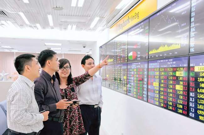 Các nhà đầu tư đang theo dõi thị trường chứng khoán