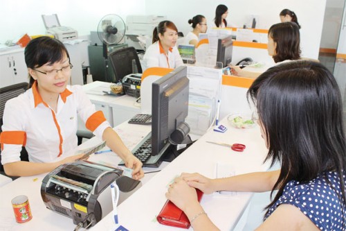 Khách hàng làm thủ tục vay tiêu dùng